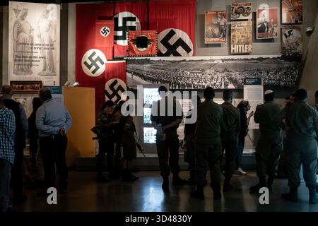 Jerusalem, Israel. November 2025. Besucher gehen an Ausstellungen vorbei, die die koordinierten Angriffe auf Kristallnacht, die Nacht des gebrochenen Glases, im Yad Vashem Holocaust Museum in Jerusalem beschreiben. Der 87. Jahrestag der Kristallnacht, der heute begangen wird, ist eine machtvolle und zeitnahe Erinnerung an die Gefahren des ungebremsten Hasses. Die feierliche Betrachtung erfolgt inmitten eines beispiellosen globalen Anstiegs des Antisemitismus in den letzten zwei Jahren seit Beginn des Israel-Hamas-Krieges, wobei antijüdische Vorfälle in großen Städten wie New York, London, Paris, Berlin und Sydney dramatisch zugenommen haben. Kredit: Nir Alo Stockfoto