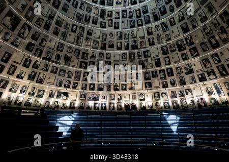 Jerusalem, Israel. November 2025. Besucher gehen an Ausstellungen vorbei, die die koordinierten Angriffe auf Kristallnacht, die Nacht des gebrochenen Glases, im Yad Vashem Holocaust Museum in Jerusalem beschreiben. Der 87. Jahrestag der Kristallnacht, der heute begangen wird, ist eine machtvolle und zeitnahe Erinnerung an die Gefahren des ungebremsten Hasses. Die feierliche Betrachtung erfolgt inmitten eines beispiellosen globalen Anstiegs des Antisemitismus in den letzten zwei Jahren seit Beginn des Israel-Hamas-Krieges, wobei antijüdische Vorfälle in großen Städten wie New York, London, Paris, Berlin und Sydney dramatisch zugenommen haben. Kredit: Nir Alo Stockfoto