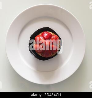 Eine Erdbeertorte auf einem weißen Teller Stockfoto