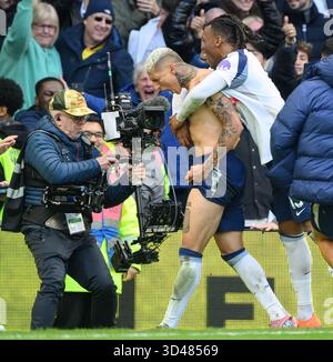 London, Großbritannien. November 2025. Tottenham Hotspur / Manchester United - Premier League - Tottenham Hotspur Stadium - London. Richarlison feiert sein Ziel. Bildnachweis: Mark Pain / Alamy Live News Stockfoto