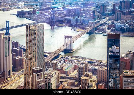 Brooklyn und Manhattan Brücken über den East River in New York City aus der Vogelperspektive. Vereinigte Staaten von Amerika Stockfoto