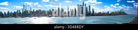 Die legendäre Skyline von New York City und der Hudson River mit Panoramablick auf den hellen Himmel, die größte Stadt der Vereinigten Staaten von Amerika Stockfoto