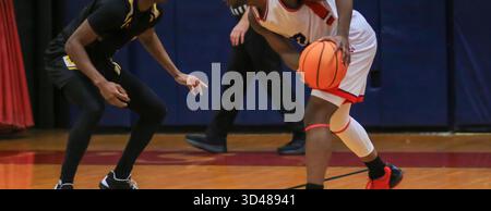 Zwei Basketballspieler treten während eines Spiels in einem Fitnessstudio heftig an. Stockfoto