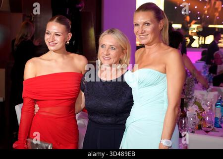 Frankfurt, Deutschland. November 2025. Noemi Peschel, Heidi Beckenbauer und Magdalena Brzeska während des Deutschen Sports Media Ball (43. Sportpresseball) in der Alten Oper am 8. November 2025 in Frankfurt am Main. Quelle: Ralph Metzger/Alamy Live News Stockfoto