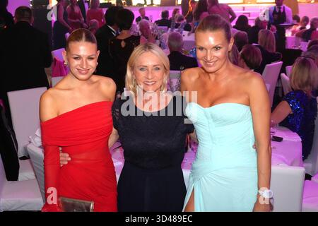 Frankfurt, Deutschland. November 2025. Noemi Peschel, Heidi Beckenbauer und Magdalena Brzeska während des Deutschen Sports Media Ball (43. Sportpresseball) in der Alten Oper am 8. November 2025 in Frankfurt am Main. Quelle: Ralph Metzger/Alamy Live News Stockfoto