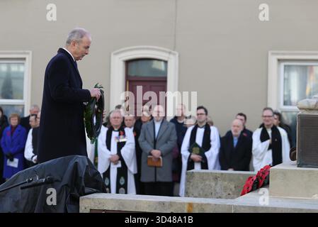 Taoiseach Micheal Martin legt einen Kranz während eines Gedenkgottesdienstes am Cenotaph in Enniskillen. Bilddatum: Sonntag, 9. November 2025. Stockfoto