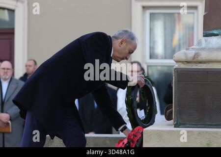 Taoiseach Micheal Martin legt einen Kranz während eines Gedenkgottesdienstes am Cenotaph in Enniskillen. Bilddatum: Sonntag, 9. November 2025. Stockfoto