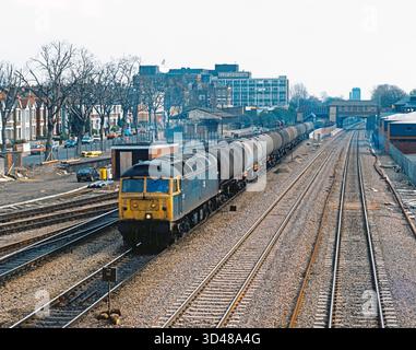 Eine Diesellokomotive der Baureihe 47 Nr. 47222 mit einem Zug von Drehgestellöltanks, der am 10. April 1991 West Ealing vorbeifuhr. Stockfoto