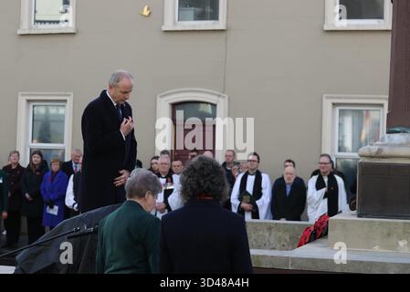 Taoiseach Micheal Martin legt einen Kranz während eines Gedenkgottesdienstes am Cenotaph in Enniskillen. Bilddatum: Sonntag, 9. November 2025. Stockfoto