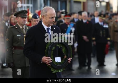 Taoiseach Micheal Martin legt einen Kranz während eines Gedenkgottesdienstes am Cenotaph in Enniskillen. Bilddatum: Sonntag, 9. November 2025. Stockfoto
