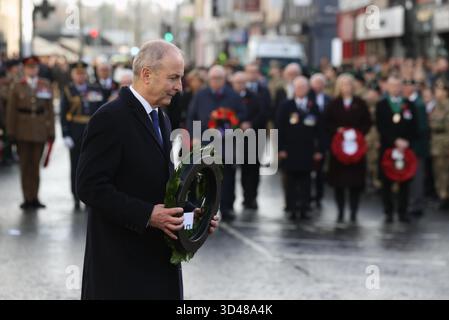 Taoiseach Micheal Martin legt einen Kranz während eines Gedenkgottesdienstes am Cenotaph in Enniskillen. Bilddatum: Sonntag, 9. November 2025. Stockfoto