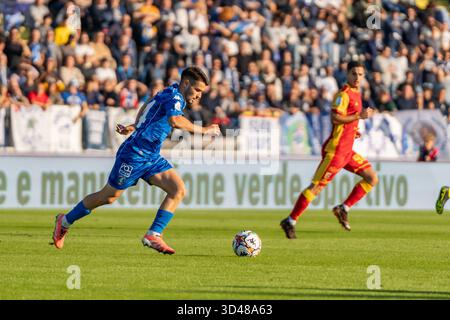 Empoli, Italien. November 2025. Gerard Yepes (Empoli FC) während des Spiels Empoli FC gegen US Catanzaro, italienischer Fußball Serie B in Empoli, Italien, 08. November 2025 Credit: Independent Photo Agency/Alamy Live News Stockfoto