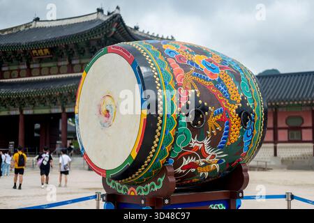 Seoul, Südkorea - 14. Juli 2022: Eine große, bemalte Trommel im Innenhof des Heungnyemun Tores im Gyeongbokgung Palace in Seoul, Südkorea. Das ist es Stockfoto