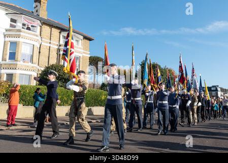 Clifftown Parade, Southend on Sea, Essex, Großbritannien. November 2025. Am Southend war Memorial über der Küste von Southend on Sea findet ein Remembrance Sunday Service statt. Lokale Militärkadetten, die Standards tragen Stockfoto