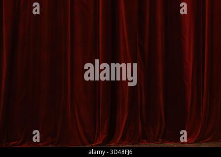 Dunkelrotes Samttheater Mit Bühnenvorhang Stockfoto