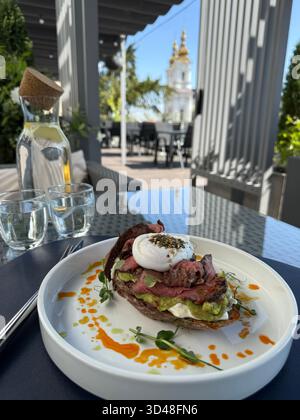 Toast, Rindfleisch, Eier gesunde Steaksalat Brunch Platte mit Steaksalat mit Eiern und Gemüse serviert. Hochwertige 4K-Aufnahmen Stockfoto