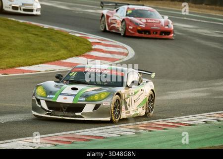 Marken Hatch, Großbritannien. November 2025. Luke Bennett und Daniel Wylie fahren in einer Ginetta G56 GT EVO (CHALLENGE (INV) Class) bei der Britcar Endurance Championship am 8. November 2025 in Brands Hatch Indy um Innovation. (Foto: Craig Allan-McWilliams) Credit: Craig Allan-McWilliams/Alamy Live News Stockfoto