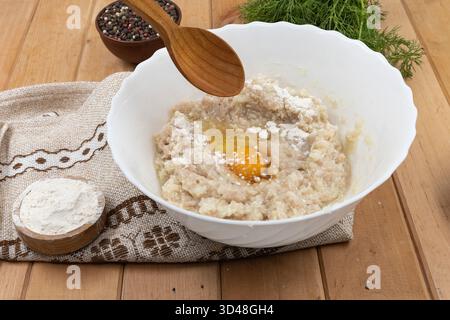 Hähnchenhackmischung mit Ei und Mehl in einer Schüssel zum Kochen von Schnitzeln Stockfoto