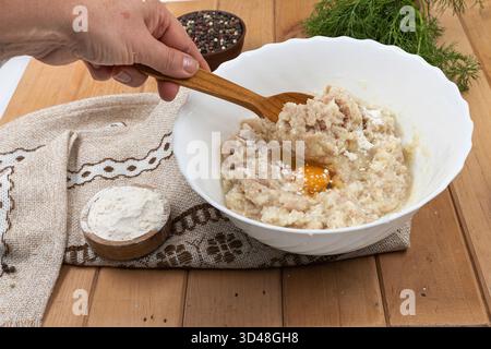 Hähnchenhackmischung mit Ei und Mehl in einer Schüssel zum Kochen von Schnitzeln Stockfoto