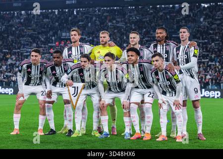 Die Spieler des Juventus FC stehen 2025/26 im Allianz Stadion in Turin beim Fußballspiel der Serie A zwischen Juventus FC und Turin an Stockfoto