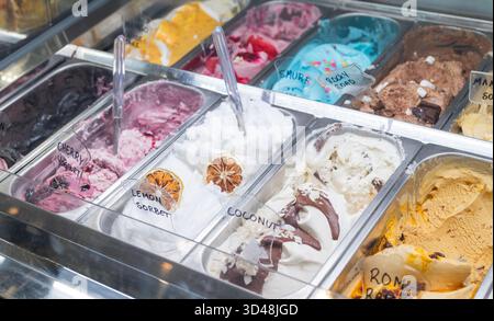 Vitrine in einem Café mit verschiedenen Eissorten in Italien Stockfoto