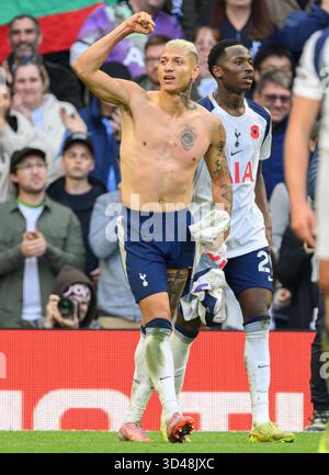 London, Großbritannien. November 2025. Tottenham Hotspur / Manchester United - Premier League - Tottenham Hotspur Stadium - London. Richarlison feiert sein Ziel. Bildnachweis: Mark Pain / Alamy Live News Stockfoto