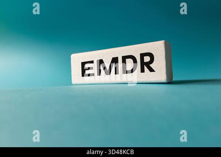 EMDR-Symbol. Desensibilisierung und Wiederaufbereitung der Augenbewegungen. Medizinisches Konzept. Moderne Therapieformen. Text EMDR auf einem Holzelement geschrieben. Unternehmen Stockfoto