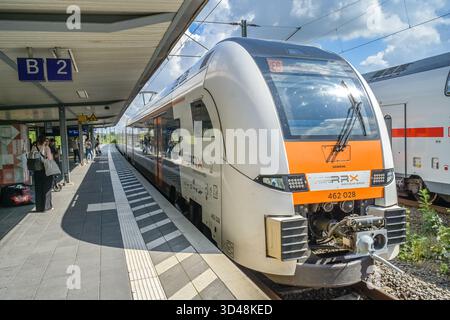 Zug RRX Regionalexpress, Rhein Ruhr Express, Bahnhof Bad Oeynhausen, Kreis Minden-Lübbecke, Nordrhein-Westfalen, Deutschland Stockfoto