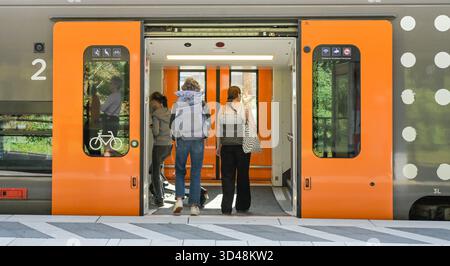 Zug RRX Regionalexpress, Rhein Ruhr Express, Bahnhof Bad Oeynhausen, Kreis Minden-Lübbecke, Nordrhein-Westfalen, Deutschland Stockfoto