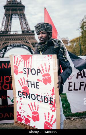 Paris, Frankreich. November 2025. Demonstration in Paris zur Unterstützung der sudanesischen Bevölkerung, die Opfer von Massakern in Darfur und Kordofan geworden ist. Mehrere hundert Menschen aus der sudanesischen Gemeinschaft verurteilten die Kriegsverbrechen, die von den Paramilitärs der Rapid Support Forces, insbesondere in El-Fasher, begangen wurden, und die Komplizenschaft der Vereinigten Arabischen Emirate. - 08/11/2025 - Frankreich/Paris - Olivier Donnars/Le Pictorium Credit: LE PICTORIUM/Alamy Live News Stockfoto