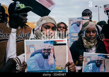 Paris, Frankreich. November 2025. Demonstration in Paris zur Unterstützung der sudanesischen Bevölkerung, die Opfer von Massakern in Darfur und Kordofan geworden ist. Mehrere hundert Menschen aus der sudanesischen Gemeinschaft verurteilten die Kriegsverbrechen, die von den Paramilitärs der Rapid Support Forces, insbesondere in El-Fasher, begangen wurden, und die Komplizenschaft der Vereinigten Arabischen Emirate. - 08/11/2025 - Frankreich/Paris - Olivier Donnars/Le Pictorium Credit: LE PICTORIUM/Alamy Live News Stockfoto