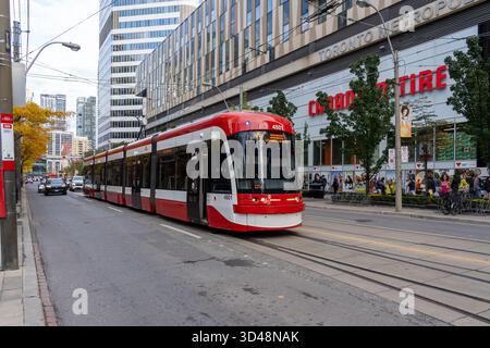Eine rote Straßenbahn ist in der Innenstadt von Toronto, ON, Kanada, zu sehen. Stockfoto