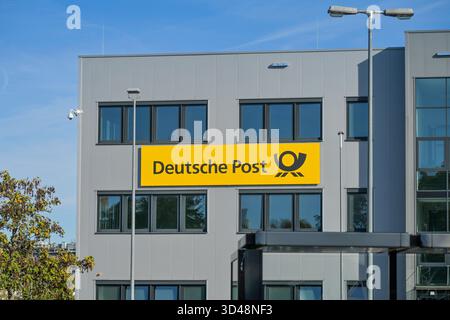 Logo der Deutschen Post, DHL Zustellbasis Charlottenburg, Rohrdamm, Siemensstadt, Spandau, Berlin *** Logo der Deutschen Post, DHL-Lieferbasis Charlottenburg, Rohrdamm, Siemensstadt, Spandau, Berlin Stockfoto