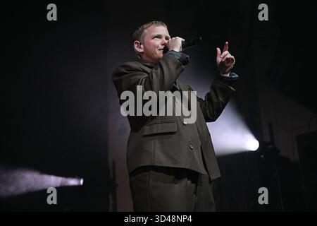 UK. November 2025. LONDON, ENGLAND - 08. NOVEMBER: Kae Tempest tritt am 8. November 2025 in der Brixton Academy auf.CAP/MAR © MAR/Capital Pictures Credit: Capital Pictures/Alamy Live News Stockfoto