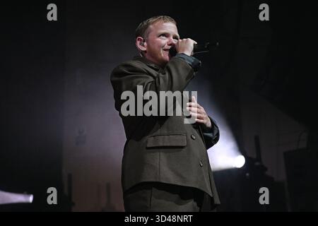 UK. November 2025. LONDON, ENGLAND - 08. NOVEMBER: Kae Tempest tritt am 8. November 2025 in der Brixton Academy auf.CAP/MAR © MAR/Capital Pictures Credit: Capital Pictures/Alamy Live News Stockfoto