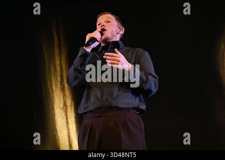 UK. November 2025. LONDON, ENGLAND - 08. NOVEMBER: Kae Tempest tritt am 8. November 2025 in der Brixton Academy auf.CAP/MAR © MAR/Capital Pictures Credit: Capital Pictures/Alamy Live News Stockfoto