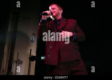 UK. November 2025. LONDON, ENGLAND - 08. NOVEMBER: Kae Tempest tritt am 8. November 2025 in der Brixton Academy auf.CAP/MAR © MAR/Capital Pictures Credit: Capital Pictures/Alamy Live News Stockfoto
