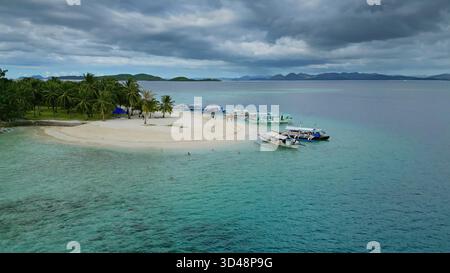 Kleine tropische Insel umgeben von fernen Inseln Stockfoto
