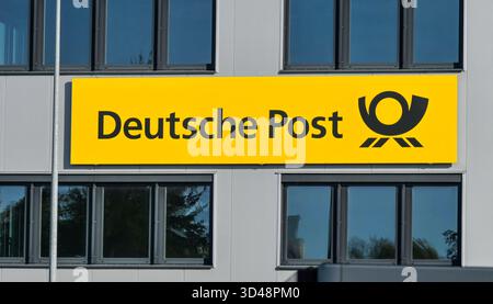 Logo der Deutschen Post, DHL Zustellbasis Charlottenburg, Rohrdamm, Siemensstadt, Spandau, Berlin *** Logo der Deutschen Post, DHL-Lieferbasis Charlottenburg, Rohrdamm, Siemensstadt, Spandau, Berlin Stockfoto