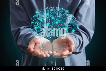 Person, die eine leuchtende Leiterplatte in Form eines menschlichen Gehirns hält und künstliche Intelligenz, Daten und innovatives Denken symbolisiert Stockfoto