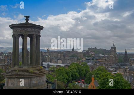 Stadtansicht von Edinburgh vom Calton Hill mit Nelsons-Denkmal im Vordergrund Stockfoto