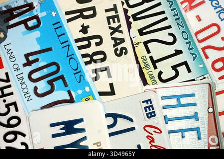 KIEW, UKRAINE - 18. OKTOBER 2025 viele US-Nummernschilder verschiedener staaten sind registriert. Viele US-Nummernschilder Stockfoto