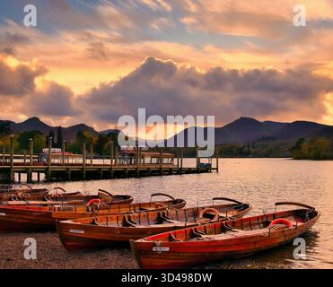 Sonnenuntergang mit Blick auf Derwentwater von der Bootsanlegestelle am Keswick Jetty. Stockfoto