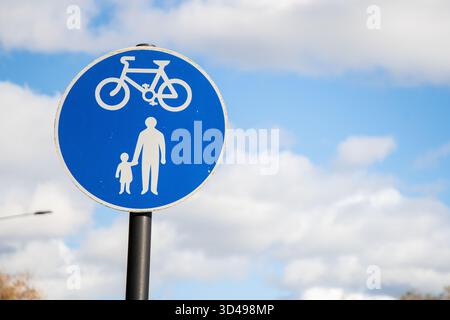 Blaues kreisförmiges Schild, das einen gemeinsamen Fußgänger- und Radweg in Großbritannien anzeigt und sichere Wander- und Radwege fördert. Stockfoto