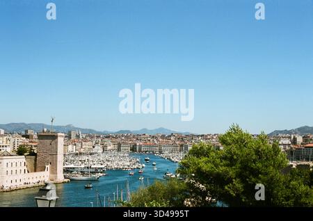 Eine nostalgische analoge Reise durch Marseille, Frankreich, die den zeitlosen Charme des Vieux-Port, die historische Architektur und das mediterrane Licht einfängt Stockfoto