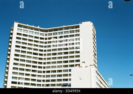 Eine nostalgische analoge Reise durch Marseille, Frankreich, die den zeitlosen Charme des Vieux-Port, die historische Architektur und das mediterrane Licht einfängt Stockfoto