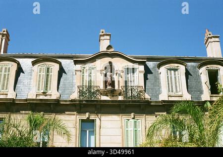 Eine nostalgische analoge Reise durch Marseille, Frankreich, die den zeitlosen Charme des Vieux-Port, die historische Architektur und das mediterrane Licht einfängt Stockfoto