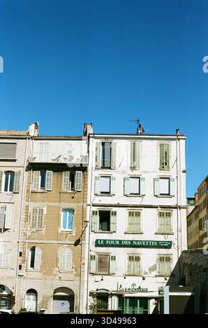Eine nostalgische analoge Reise durch Marseille, Frankreich, die den zeitlosen Charme des Vieux-Port, die historische Architektur und das mediterrane Licht einfängt Stockfoto