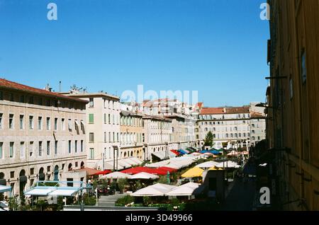 Eine nostalgische analoge Reise durch Marseille, Frankreich, die den zeitlosen Charme des Vieux-Port, die historische Architektur und das mediterrane Licht einfängt Stockfoto