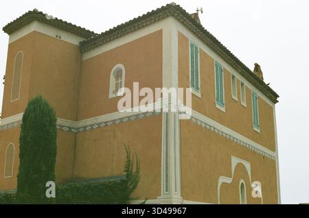 Eine nostalgische analoge Reise durch Marseille, Frankreich, die den zeitlosen Charme des Vieux-Port, die historische Architektur und das mediterrane Licht einfängt Stockfoto
